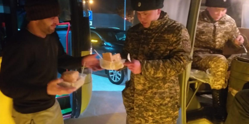 Бурабай маңында қаңтарылған көліктердегі жолаушыларға ыстық тамақ таратылды