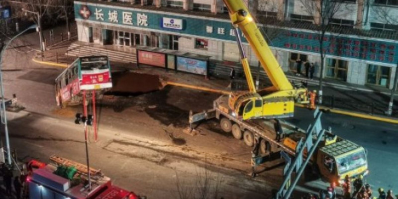 Жүріп келе жатқан автобус жер астына түсіп кетті