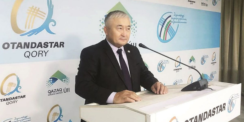 Шетелден 163 қазақ отбасын көшіріп әкелген азамат