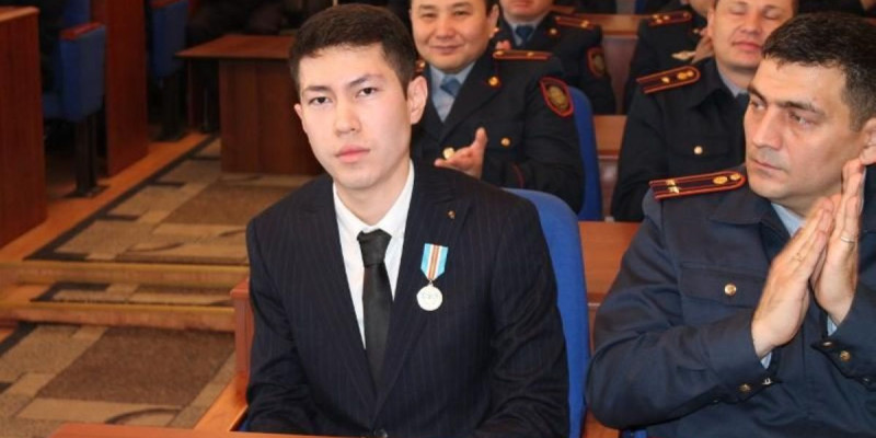 Жүкті әйелді қорғап қалған азамат марапатталды