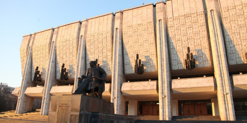 "Директорымыз ауыспасын!": Әуезов театрының қызметкерлері Президентке хат жолдады
