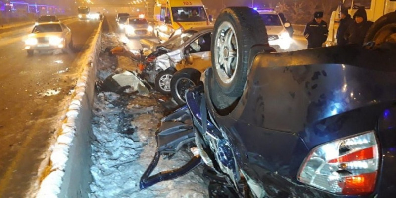 Демалыс күндері Алматыда қалың қардан 82 көлік апаты тіркелді