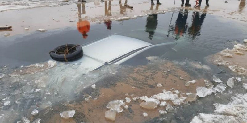 Жайықта мұз астына түсіп кеткен автокөлік суреттері желіні шулатты (фото)