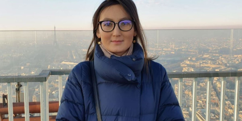 Эйфель мұнарасында еңбек ететін Айсұлу