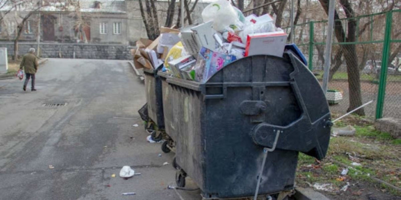 Байқаусызда қоқыс жәшігіне тасталған 20 мың еуро иесіне қайтарылды