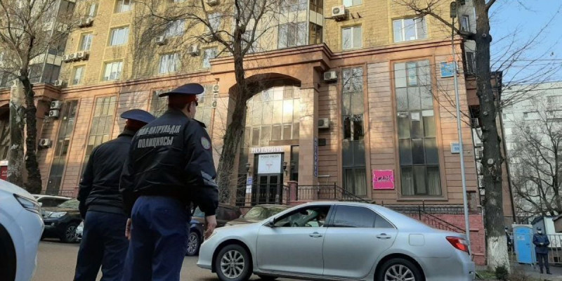 Үйден шығуды шектеу: Полиция тұрғындарды қалай бақылайды?