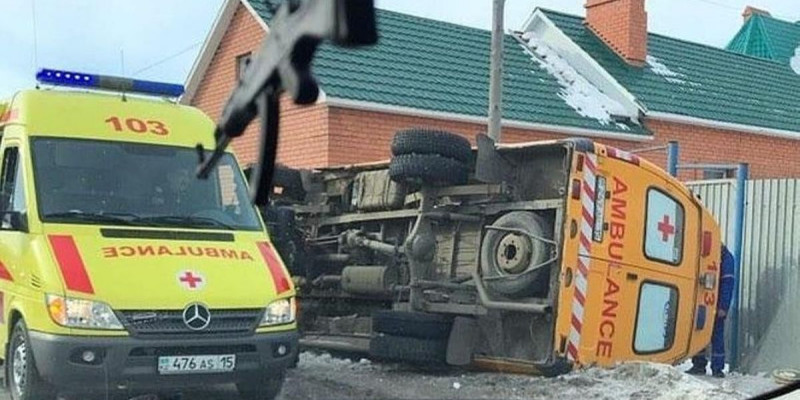 Петропавлда жедел жәрдем көлігі аударылды