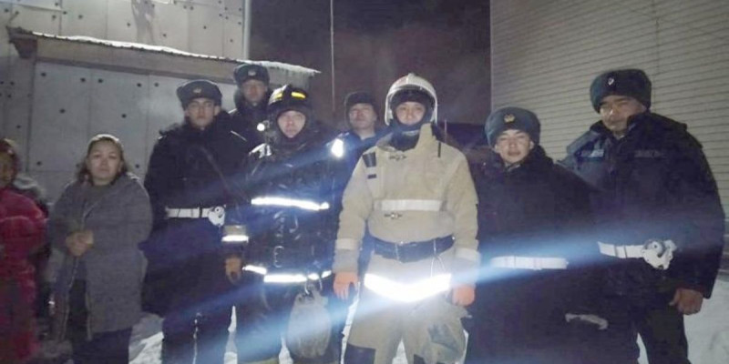 Ұлттық ұлан сарбаздары өртеніп жатқан үйден газ баллонын алып шықты