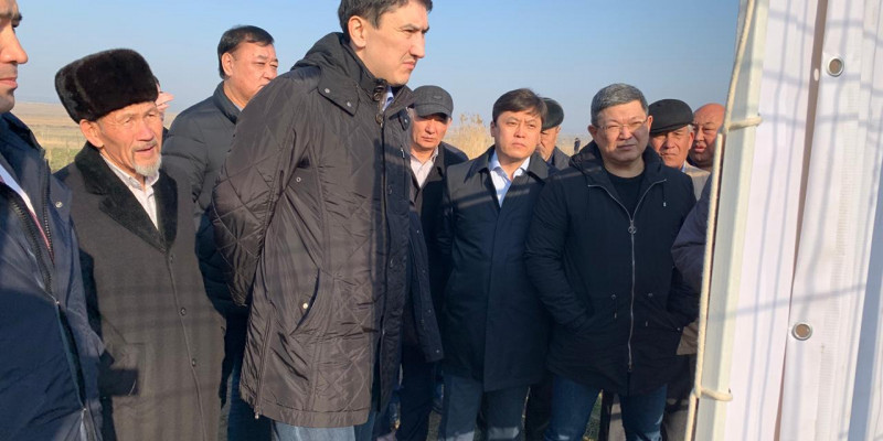Нұротандықтар шалғайдағы ауылдардың тұрғындарымен кездесуде