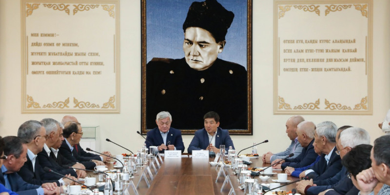 Бауыржан Байбек Жамбыл зиялыларымен пікірлесті