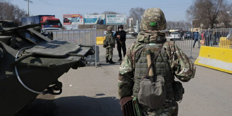 Алматыда қоқыс таситын көлікпен блокбекеттен адам өткізбек болған жүргізуші жазаланды