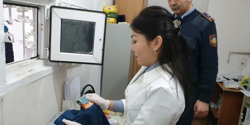 Тергеу изоляторына ақша өткізгісі келген азаматтың қитұрқылығы әшкереленді