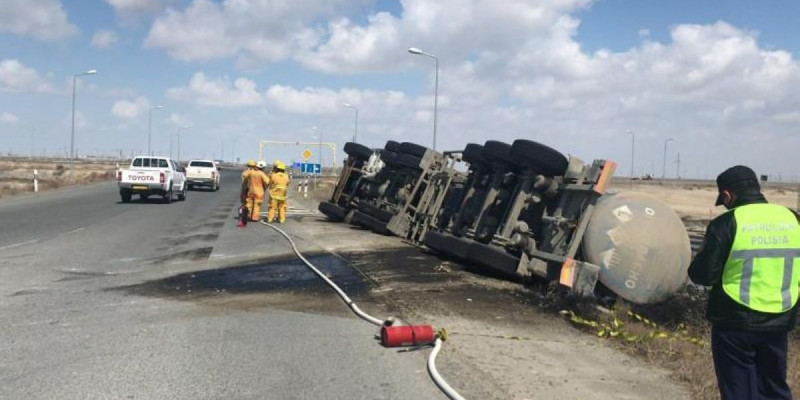Атырауда жүк көлігі аударылып, 26 тонна мұнай төгілді