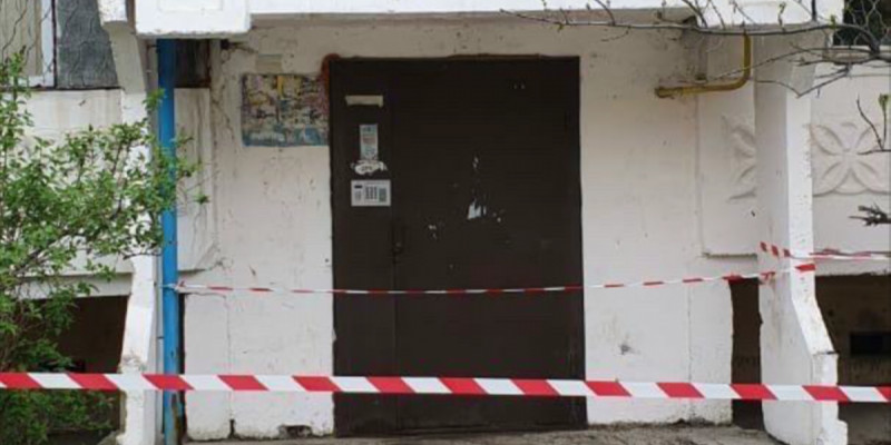 Таразда көпқабатты тұрғын үйдің кіреберісі карантинге жабылды