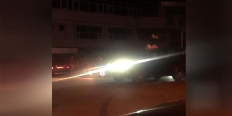 Көлігінің төбесіне екі қызды отырғызып серуендеген елордалық 7 жылға куәлігінен айырылды