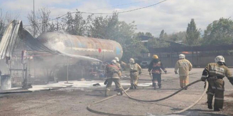 Алматыда газ баллоны қоймасы өртеніп, жарылыс болды