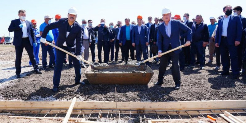 Қазақстан мен Өзбекстан премьерлері Мақтааралдағы шағын аудан құрылысын бастап берді