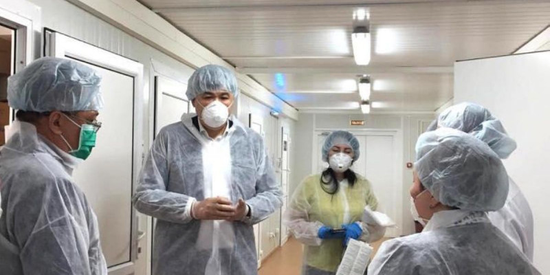 Министр коронавируспен күресіп жатқан науқастармен кездесті