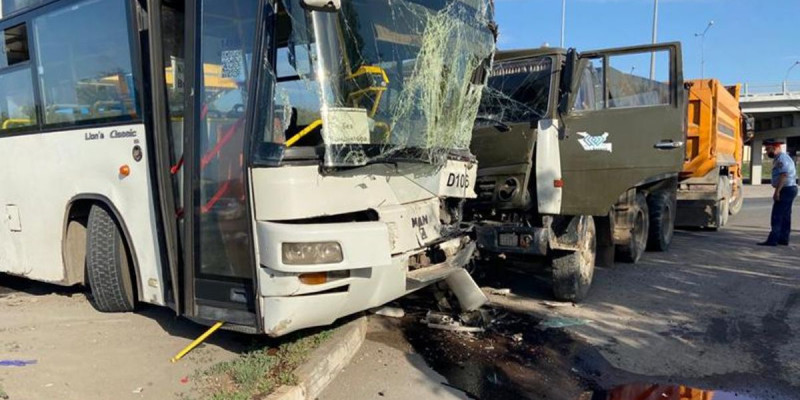 Нұр-Сұлтанда жүк көлігі жолаушылар автобусына соғылды