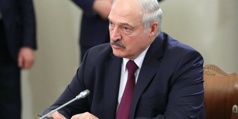Лукашенко коронавирусты бір айда жеңе алмағанын мойындады