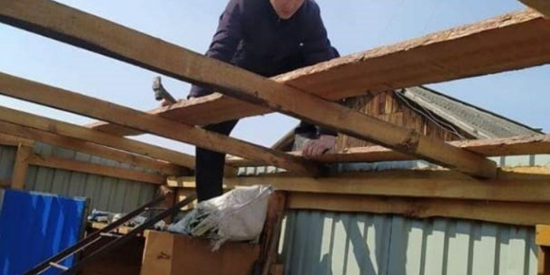 Нұротандықтар зейнеткердің үйінің шатырын жөндеп берді