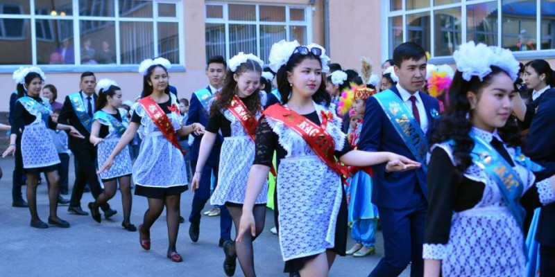 Вице-министр: Мектеп түлектерінің мұғалімдерге сыйлық беруіне тыйым салынады