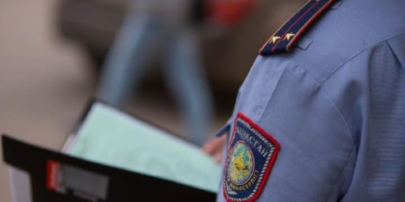Елордада көпқабатты үйдің кіреберісінен ер адамның мәйіті табылды