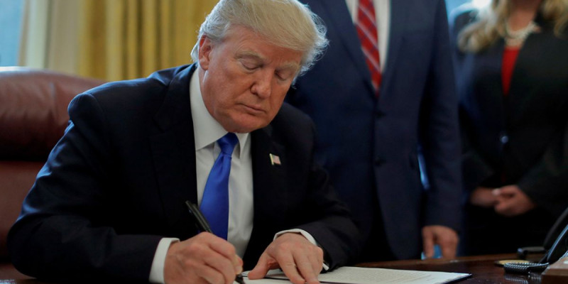 Трамп жарлығы: АҚШ полициясына қабылданатын азаматтарға талап күшейтіледі