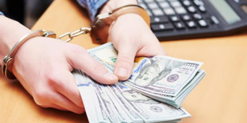 Полиция бөлімі басшысының орынбасары шетелдіктерден пара сұрағаны үшін сотталды