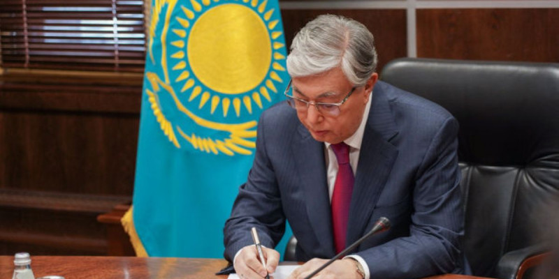 Президент соғыс жағдайында жұмыс істеу мәселелерін реттейтін заңға қол қойды