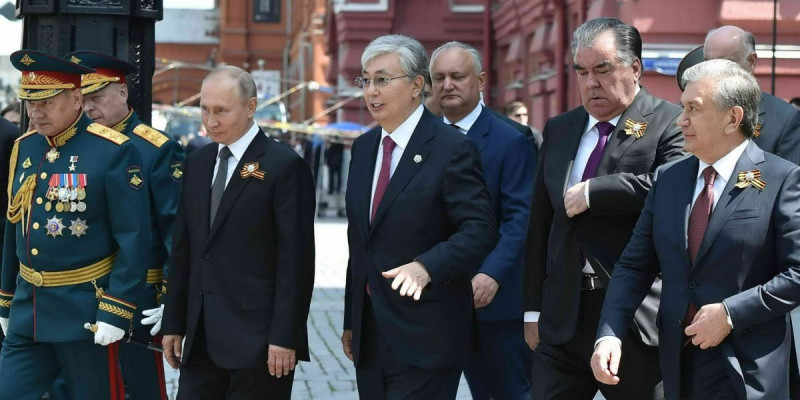 Әскери парадқа қатысты