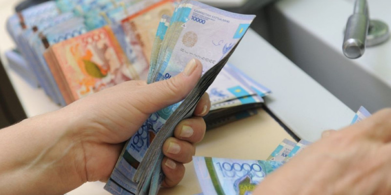 Алматыда дәрігерлерге үстемақы төлеуге 5,5 млрд теңге бөлінді