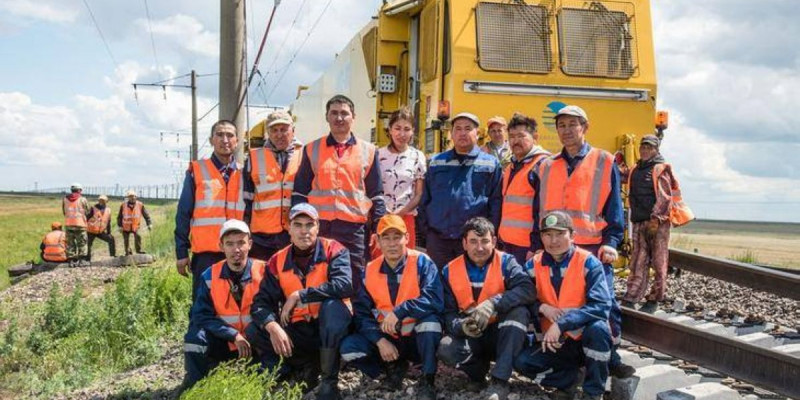 Партия 328 жұмысшының мәселесін шешті