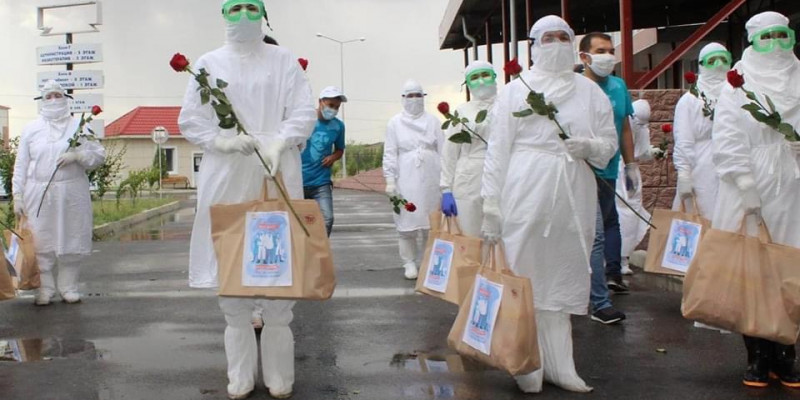 «Nur Otan» белсенділері тараздық дәрігерлерге қолдау білдірді