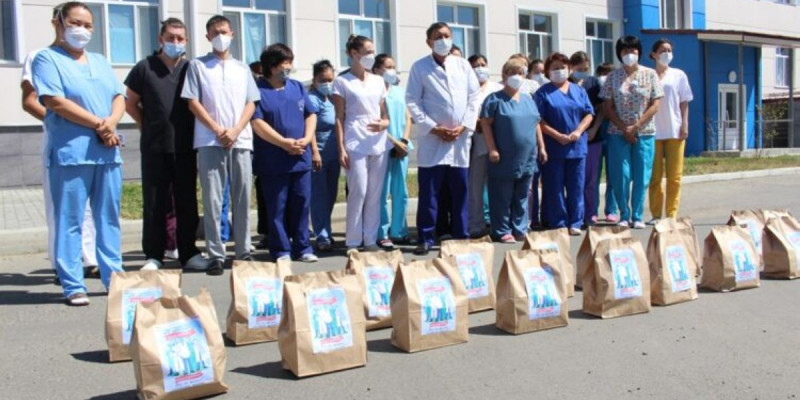 "Jas Otan" жастары өскемендік дәрігерлерге құрмет көрсетті