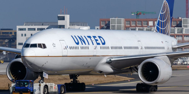 Дағдарыс: United Airlines қызметкерлерінің жартысын қысқартуға мәжбүр