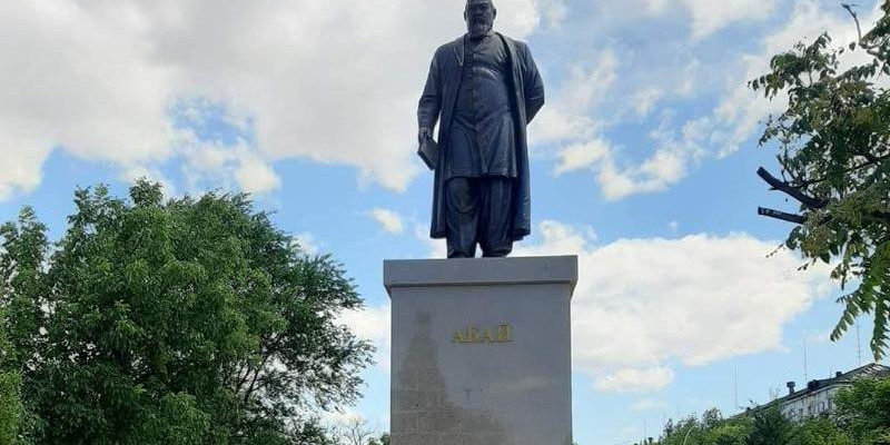 Абай ескерткішіне гүл шоқтары қойылды