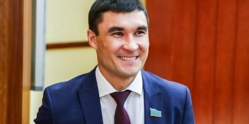 Серік Сапиев декреттік демалысқа шықты