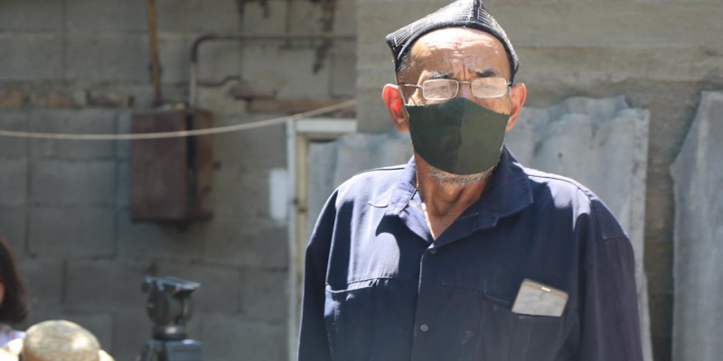 «Nur Otan» партиясы үйі өртеніп, далада қалған қарияға көмектесті