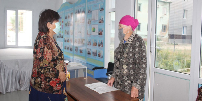 Партия ақсулық зейнеткердің қарттар үйіне орналасуына қол ұшын созды