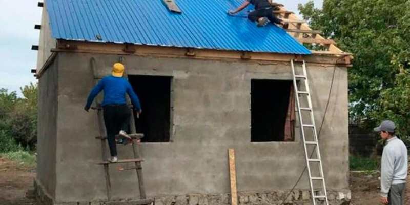 Ауыл жастары жалғызбасты зейнеткерге үй салып берді
