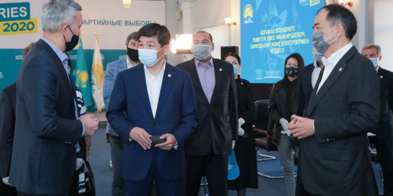 Бауыржан Байбек Алматыдағы ҮЕҰ өкілдерімен кездесті