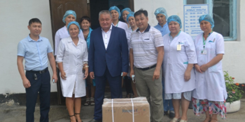 «Nur Otan» мүшесі ауылдық ауруханаға тыныс алу аппаратын табыстады