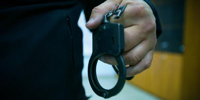 Ақтөбеде шетелдік нөмірлі көлік иелерін бопсалаған топ ұсталды