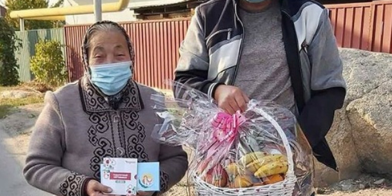 «Nur Otan» мүшелері алматылық қарттарды қуантты