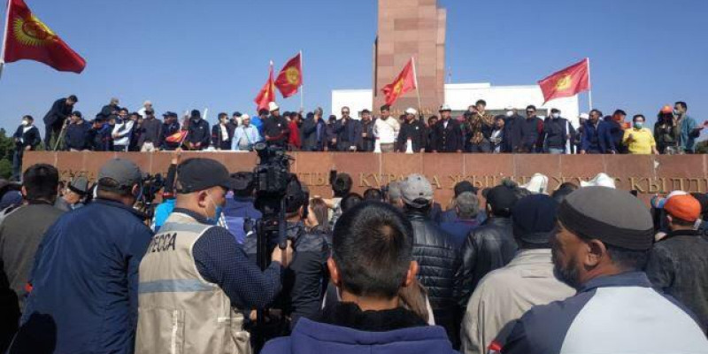 Бішкекте парламент сайлауының қорытындысына қарсы митинг өтіп жатыр