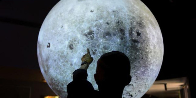 NASA Айдың Күн сәулесі түсетін жағында су бар екенін анықтады