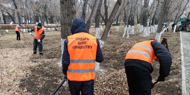 Емханадан анықтама сатып алған қарағандылық көше сыпыруға міндеттелді