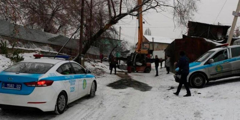 Алматыда жүк көлігі аударылып, жүргізуші көз жұмды