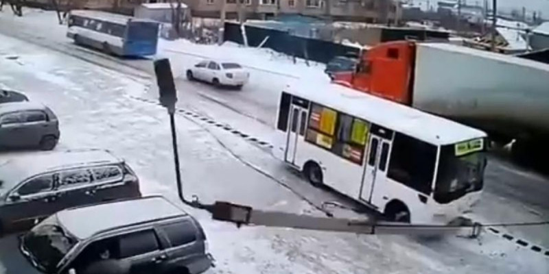 Петропавлда жолаушылар автобусы электр сымдарының бағанына соғылды